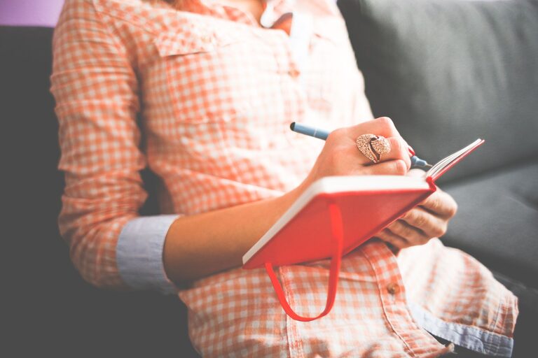 Beginner Guide to Journaling Every Day for a Happier Mind